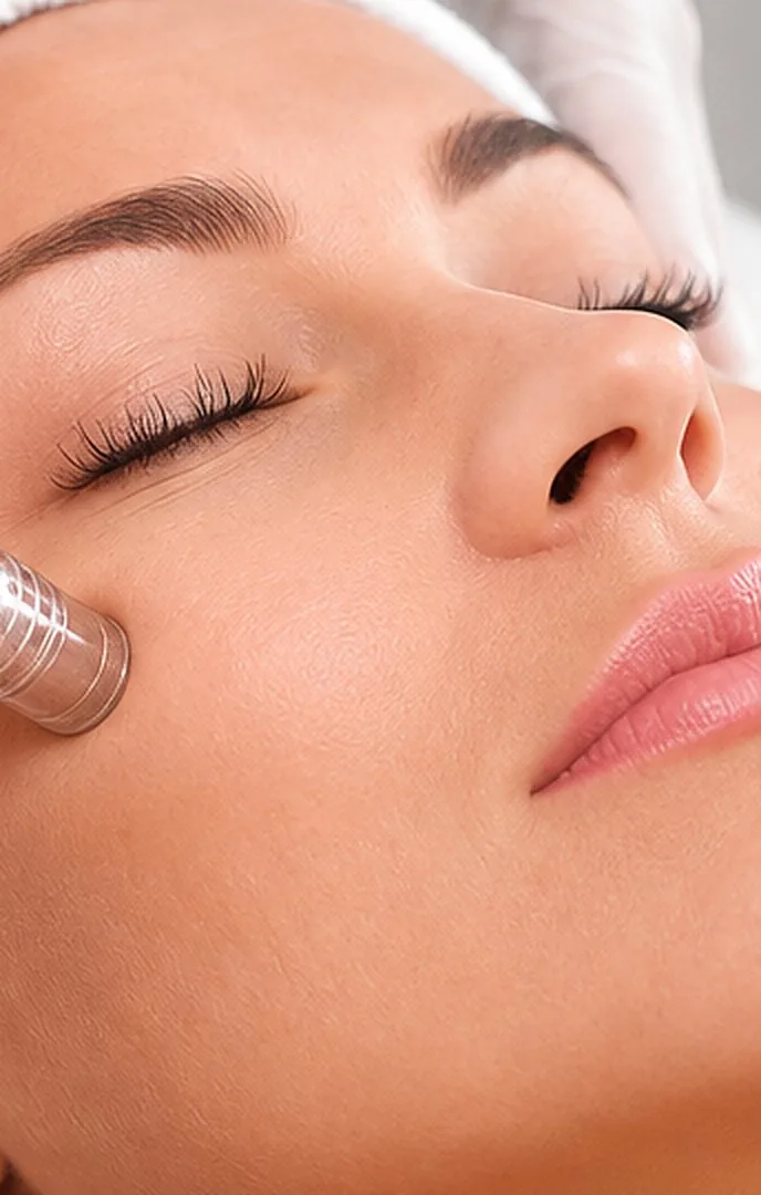 Tratamiento de hidrafacial en la mejilla de una paciente